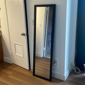 Floor body-lenghth mirror